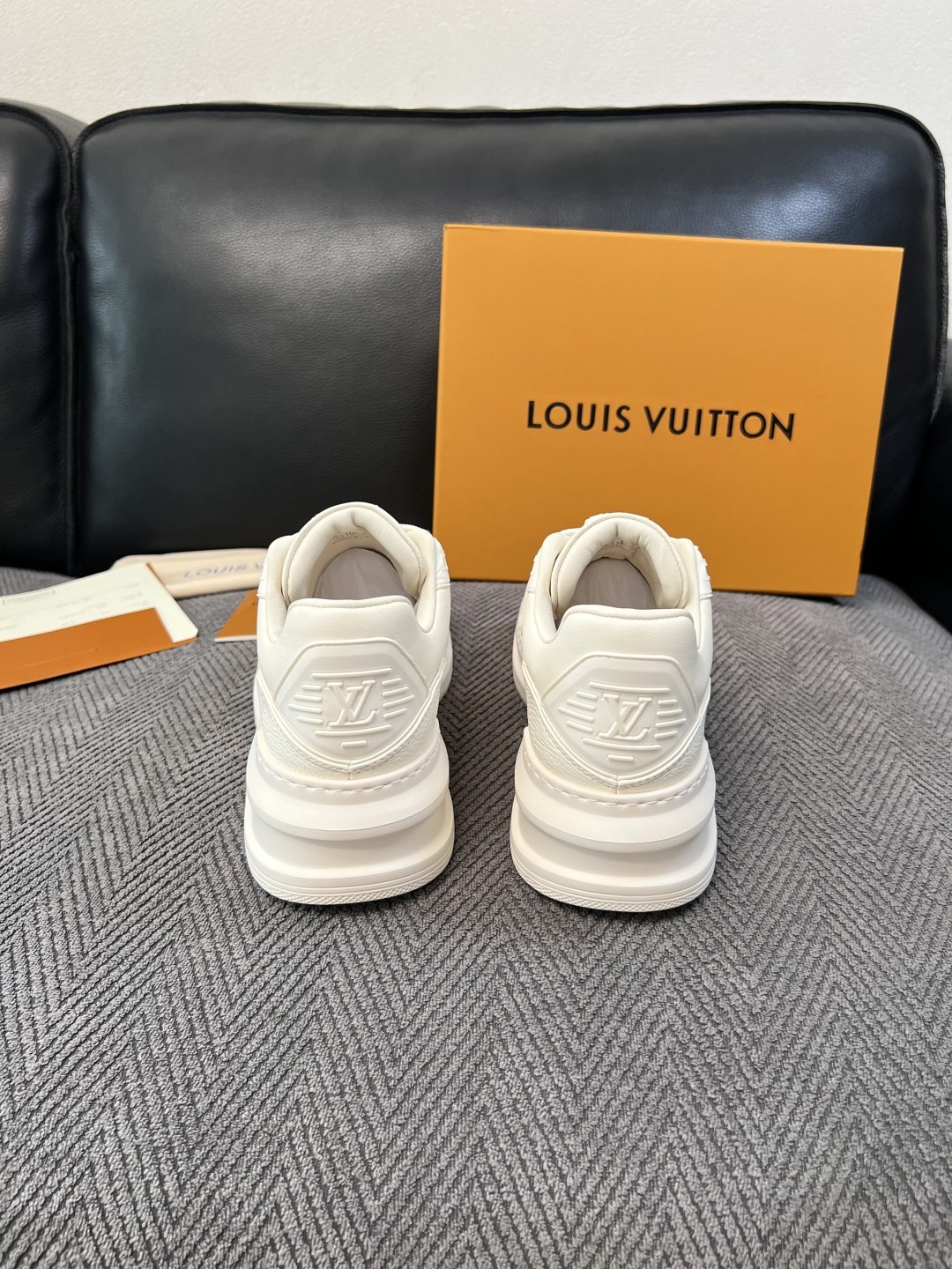 Lv  高品质  顶级工艺品  路易威登，运动板鞋专柜同步，鞋面意大利进口，高品质拼接缤纷色彩复杂工艺品，进口牛皮里垫柔