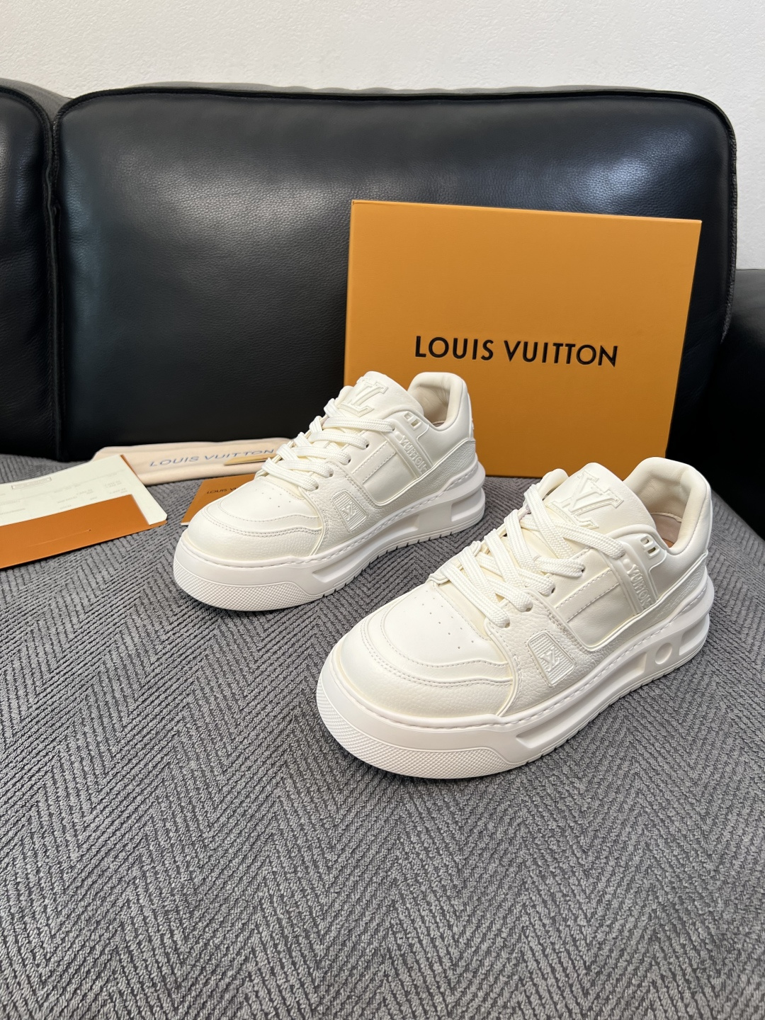 Lv  高品质  顶级工艺品  路易威登，运动板鞋专柜同步，鞋面意大利进口，高品质拼接缤纷色彩复杂工艺品，进口牛皮里垫柔