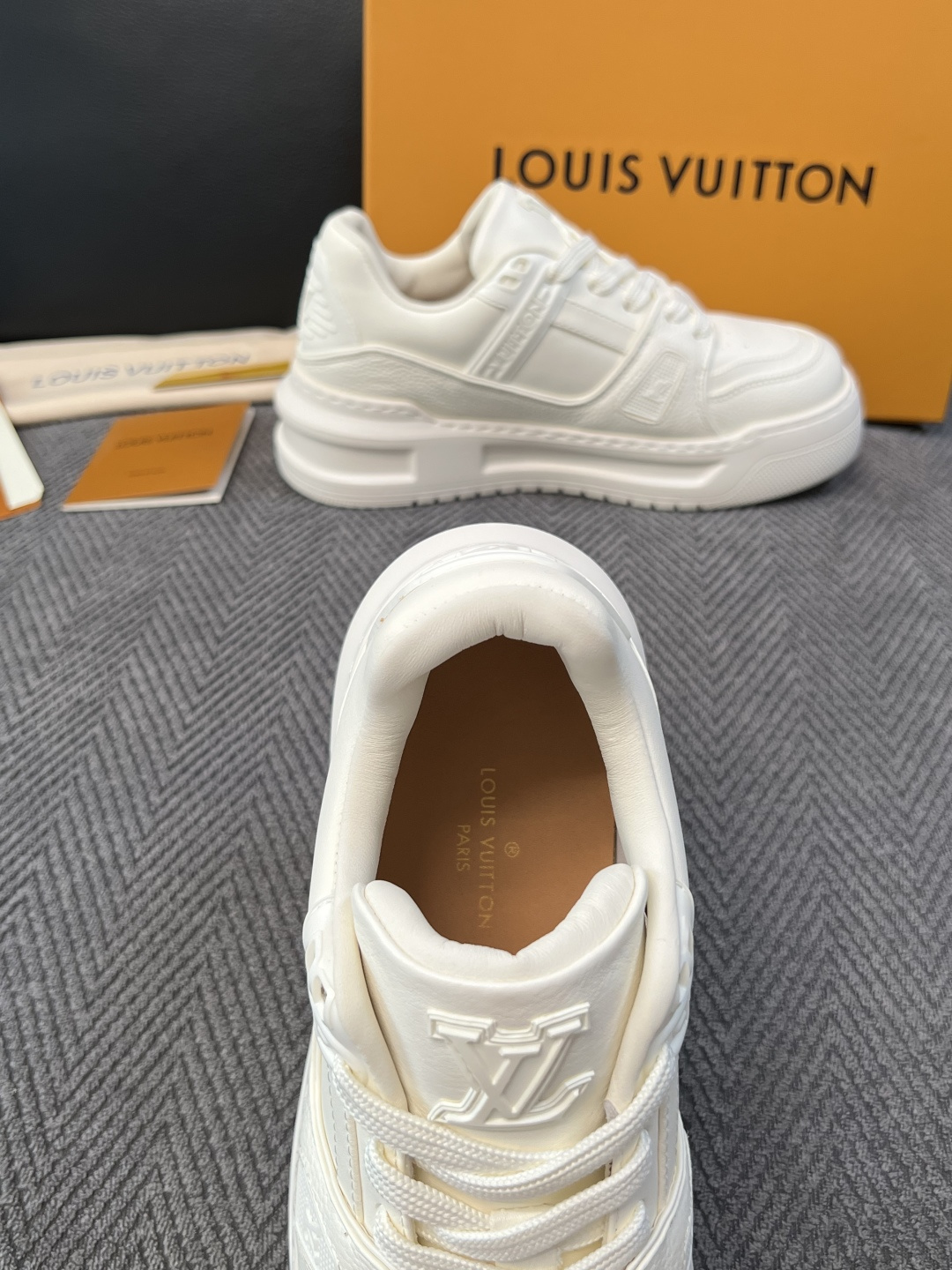 Lv  高品质  顶级工艺品  路易威登，运动板鞋专柜同步，鞋面意大利进口，高品质拼接缤纷色彩复杂工艺品，进口牛皮里垫柔