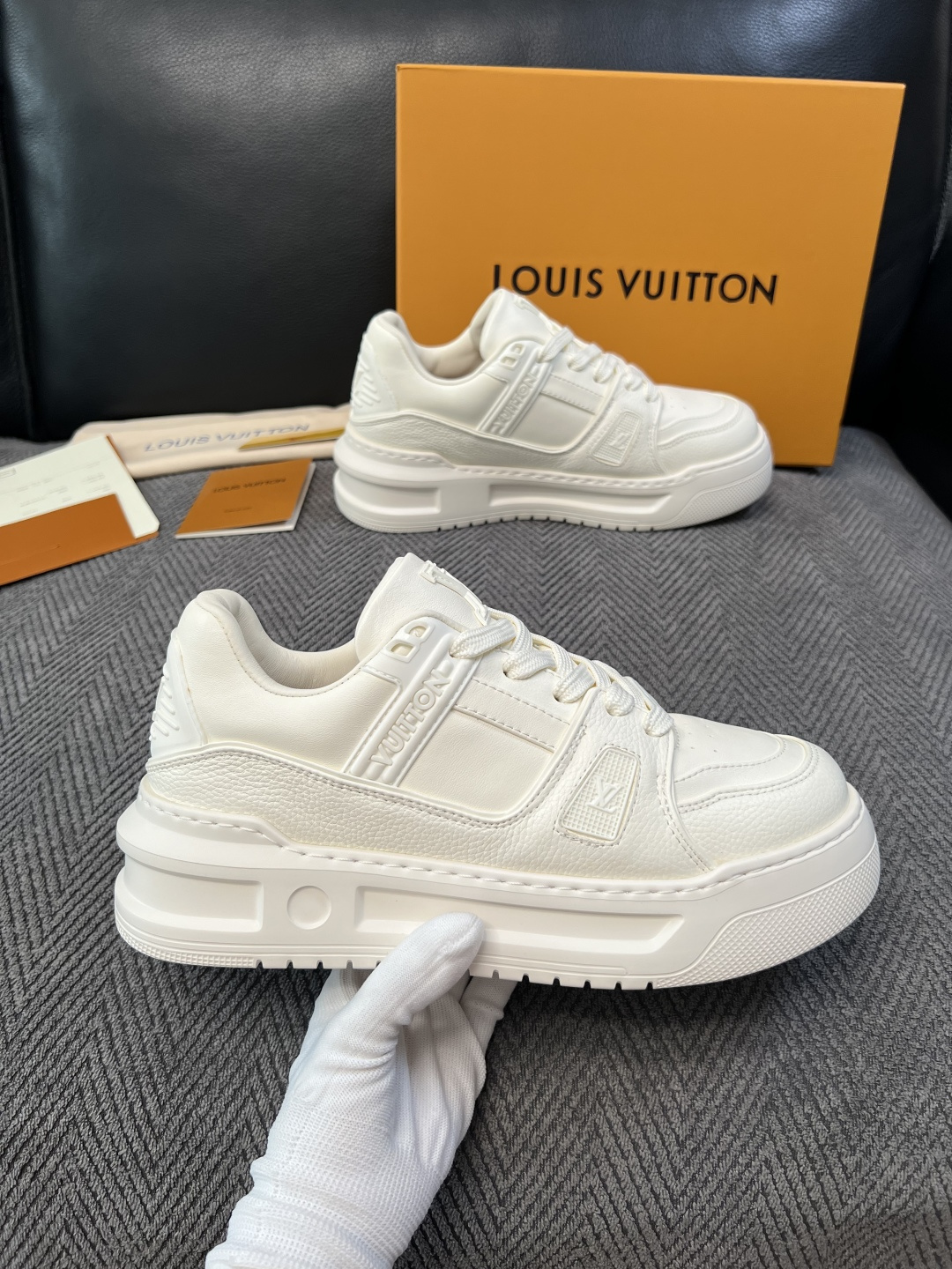 Lv  高品质  顶级工艺品  路易威登，运动板鞋专柜同步，鞋面意大利进口，高品质拼接缤纷色彩复杂工艺品，进口牛皮里垫柔