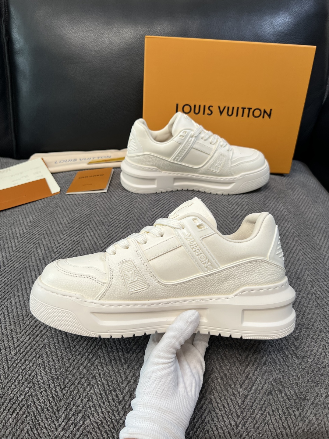 Lv  高品质  顶级工艺品  路易威登，运动板鞋专柜同步，鞋面意大利进口，高品质拼接缤纷色彩复杂工艺品，进口牛皮里垫柔