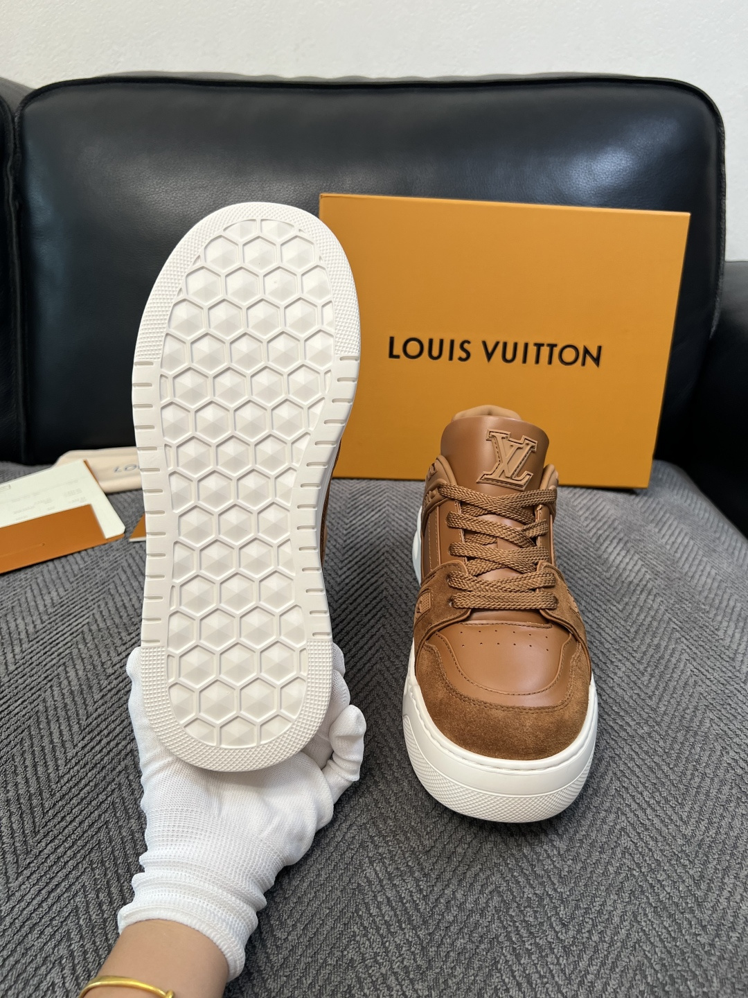 Lv  高品质  顶级工艺品  路易威登，运动板鞋专柜同步，鞋面意大利进口，高品质拼接缤纷色彩复杂工艺品，进口牛皮里垫柔