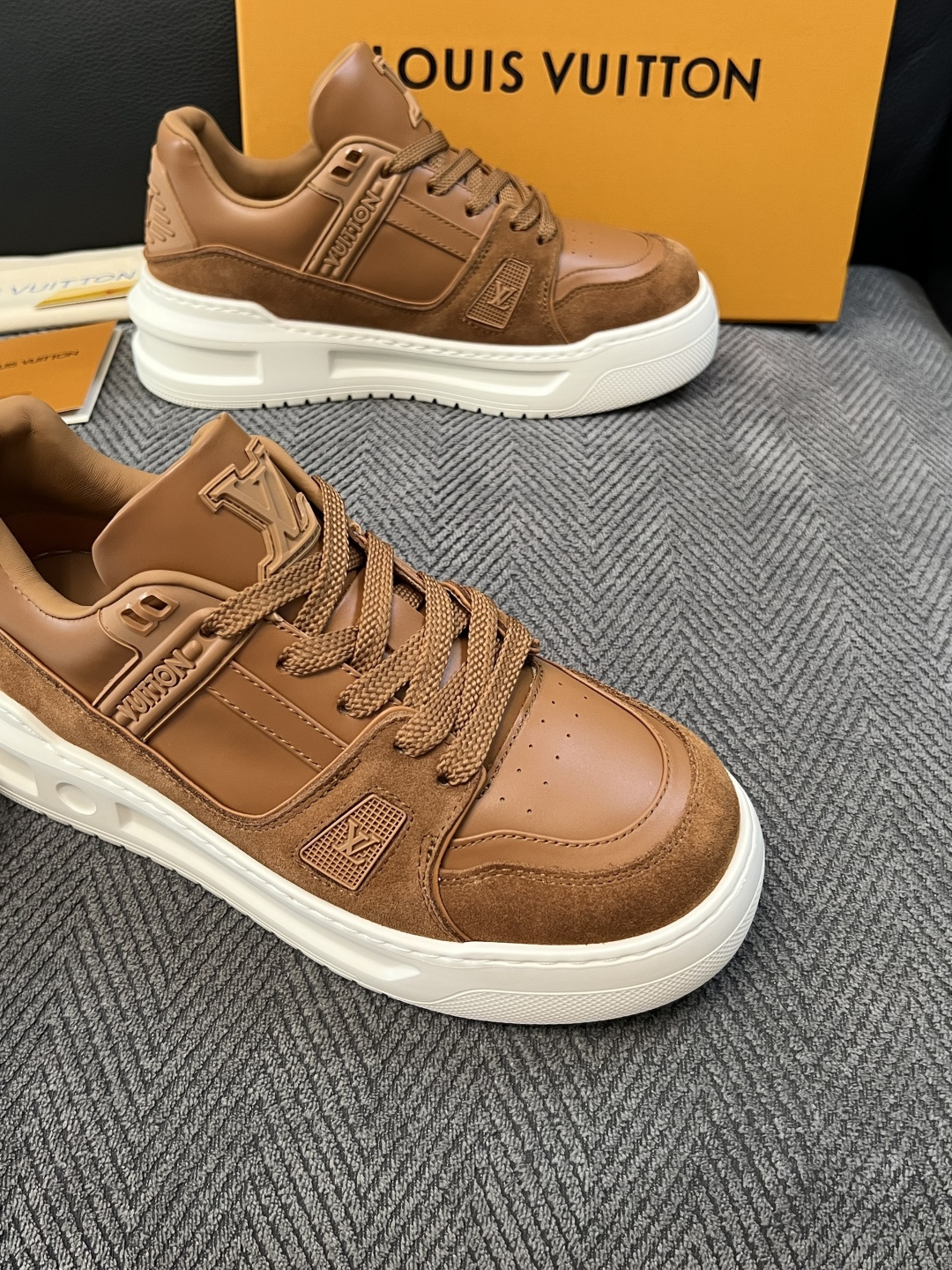 Lv  高品质  顶级工艺品  路易威登，运动板鞋专柜同步，鞋面意大利进口，高品质拼接缤纷色彩复杂工艺品，进口牛皮里垫柔