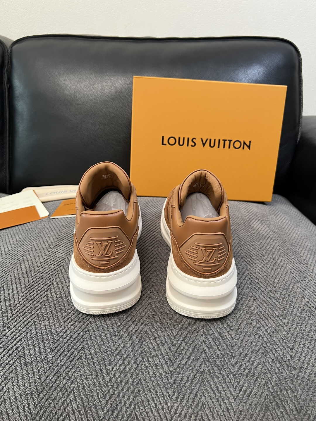 Lv  高品质  顶级工艺品  路易威登，运动板鞋专柜同步，鞋面意大利进口，高品质拼接缤纷色彩复杂工艺品，进口牛皮里垫柔