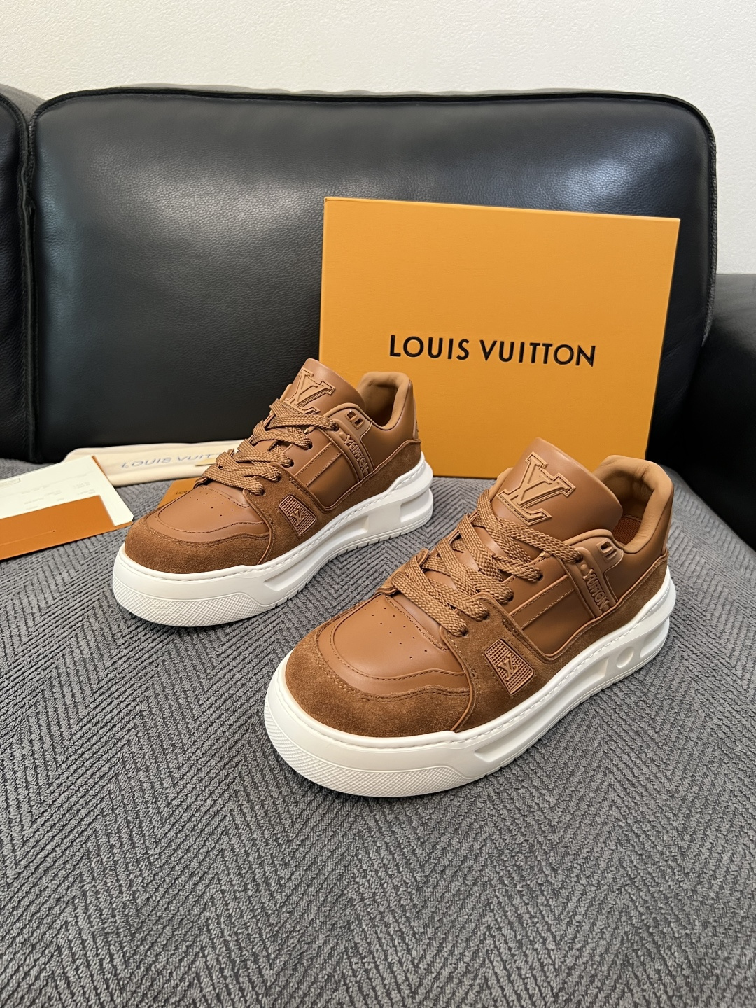 Lv  高品质  顶级工艺品  路易威登，运动板鞋专柜同步，鞋面意大利进口，高品质拼接缤纷色彩复杂工艺品，进口牛皮里垫柔