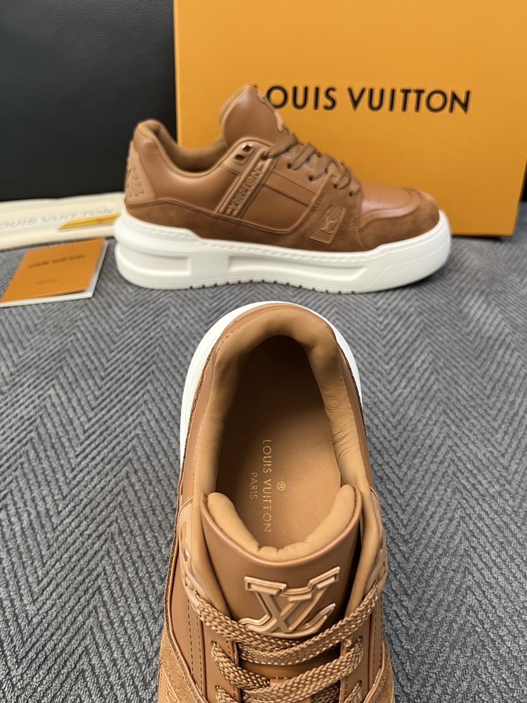 Lv  高品质  顶级工艺品  路易威登，运动板鞋专柜同步，鞋面意大利进口，高品质拼接缤纷色彩复杂工艺品，进口牛皮里垫柔