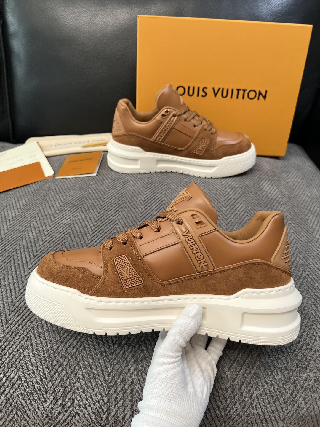 Lv  高品质  顶级工艺品  路易威登，运动板鞋专柜同步，鞋面意大利进口，高品质拼接缤纷色彩复杂工艺品，进口牛皮里垫柔