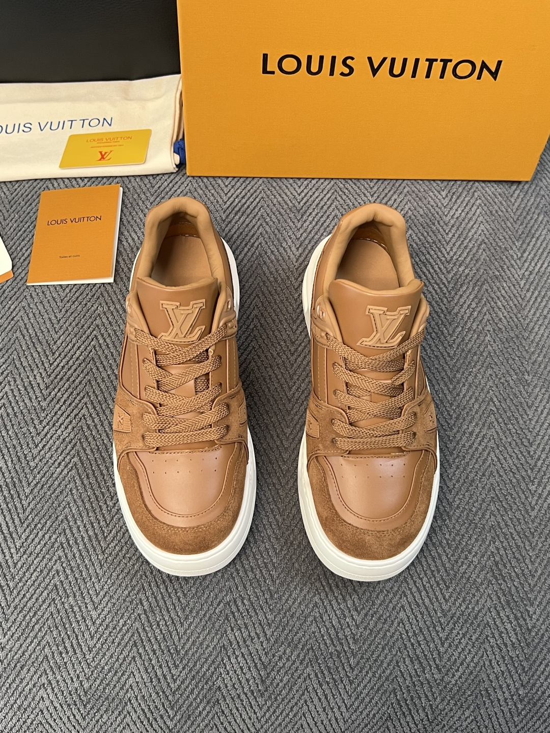 Lv  高品质  顶级工艺品  路易威登，运动板鞋专柜同步，鞋面意大利进口，高品质拼接缤纷色彩复杂工艺品，进口牛皮里垫柔