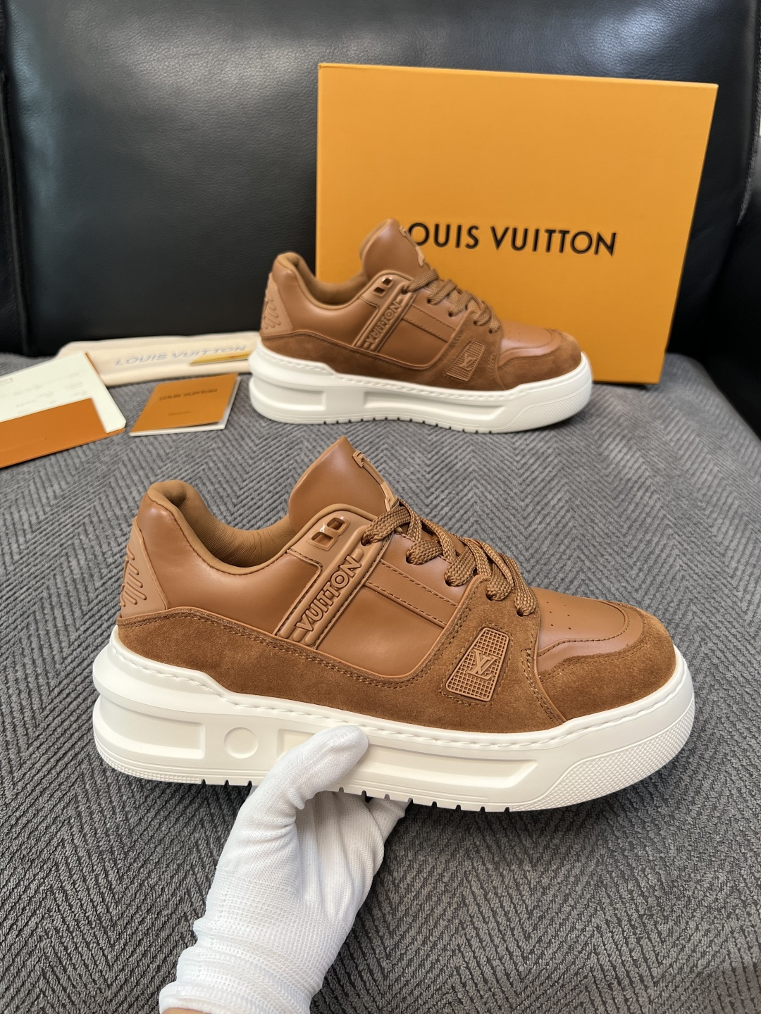 Lv  高品质  顶级工艺品  路易威登，运动板鞋专柜同步，鞋面意大利进口，高品质拼接缤纷色彩复杂工艺品，进口牛皮里垫柔