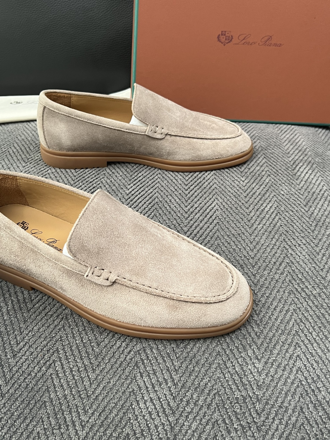 Loro Piana  高品质  顶级工艺品  诺悠翩雅  新品专柜同步原厂配置，鞋面意大利进口牛皮面料，高品质拼接工艺