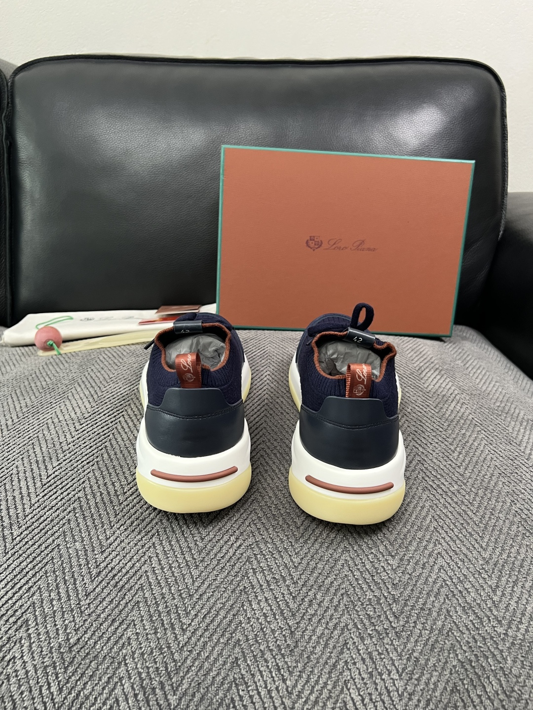 Loro Piana  高品质  顶级工艺品  诺悠翩雅  新品专柜同步原厂配置，鞋面意大利进口牛皮面料，高品质拼接工艺