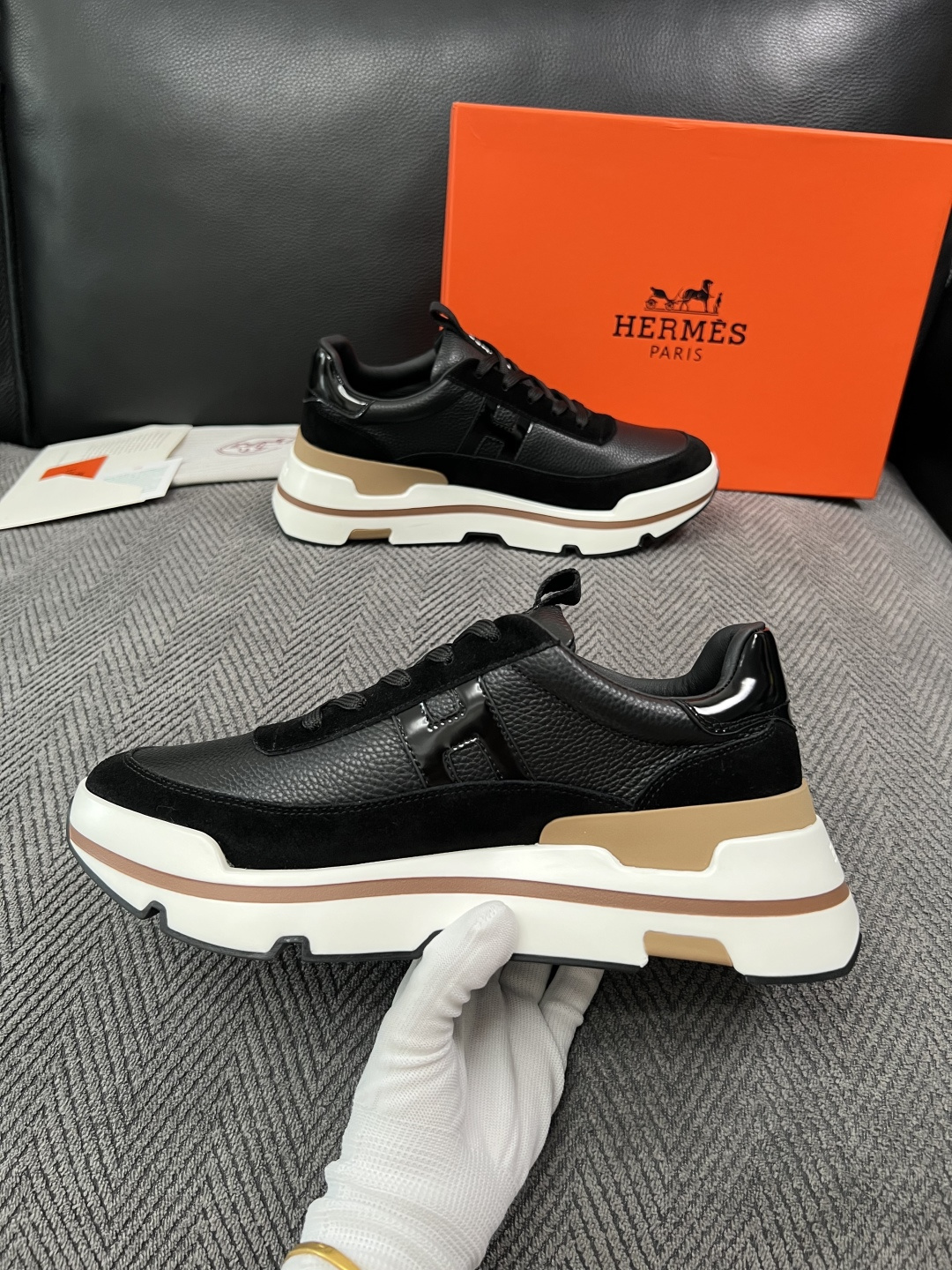 Hermes  高品质  顶级工艺品  爱马仕 专柜同步发售原厂配置，意大利进口原版牛皮面料，高品质拼接工艺，全进口水染