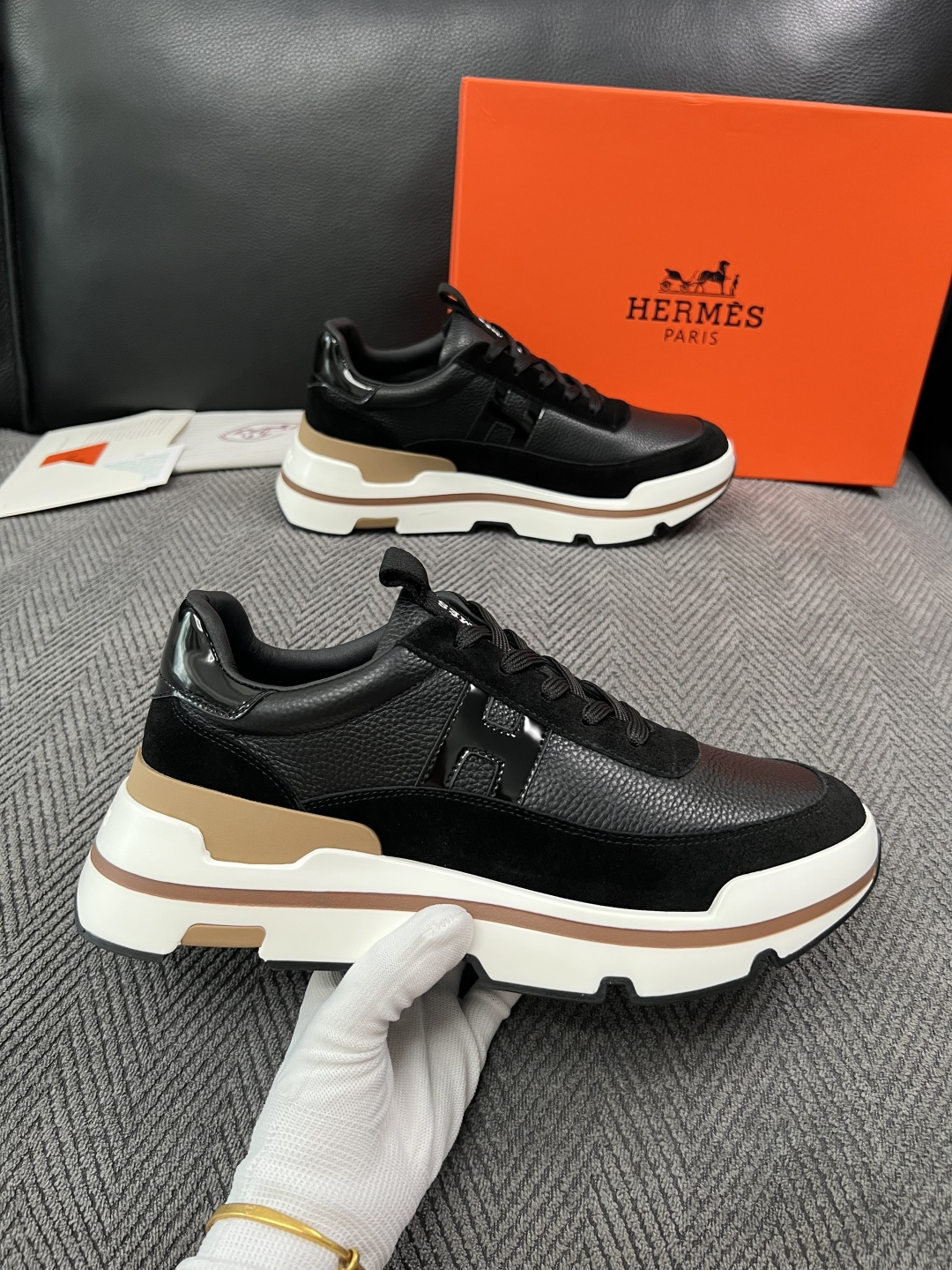 Hermes  高品质  顶级工艺品  爱马仕 专柜同步发售原厂配置，意大利进口原版牛皮面料，高品质拼接工艺，全进口水染