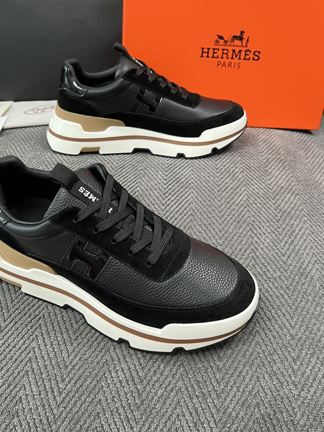 Hermes  高品质  顶级工艺品  爱马仕 专柜同步发售原厂配置，意大利进口原版牛皮面料，高品质拼接工艺，全进口水染