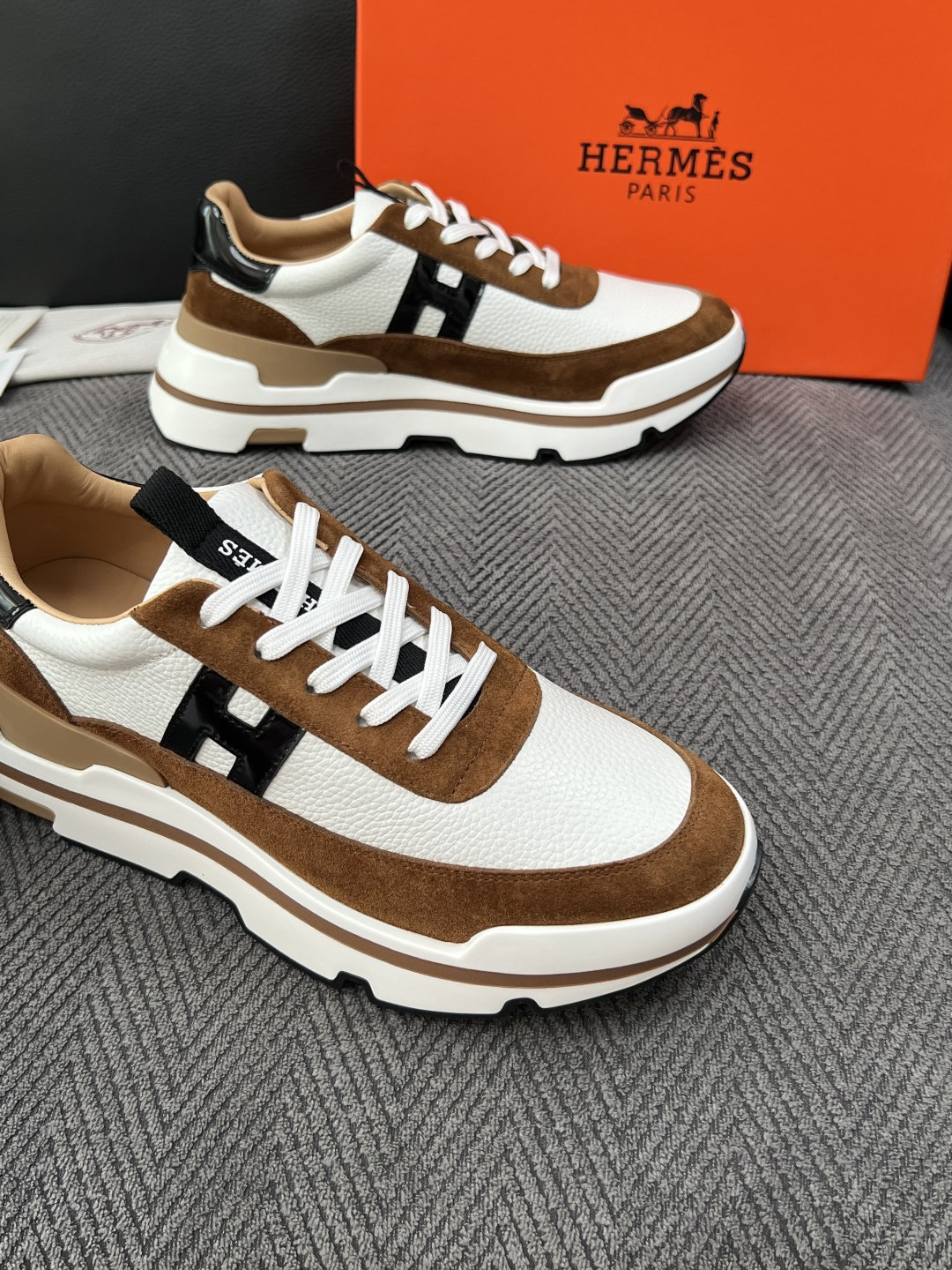 Hermes  高品质  顶级工艺品  爱马仕 专柜同步发售原厂配置，意大利进口原版牛皮面料，高品质拼接工艺，全进口水染