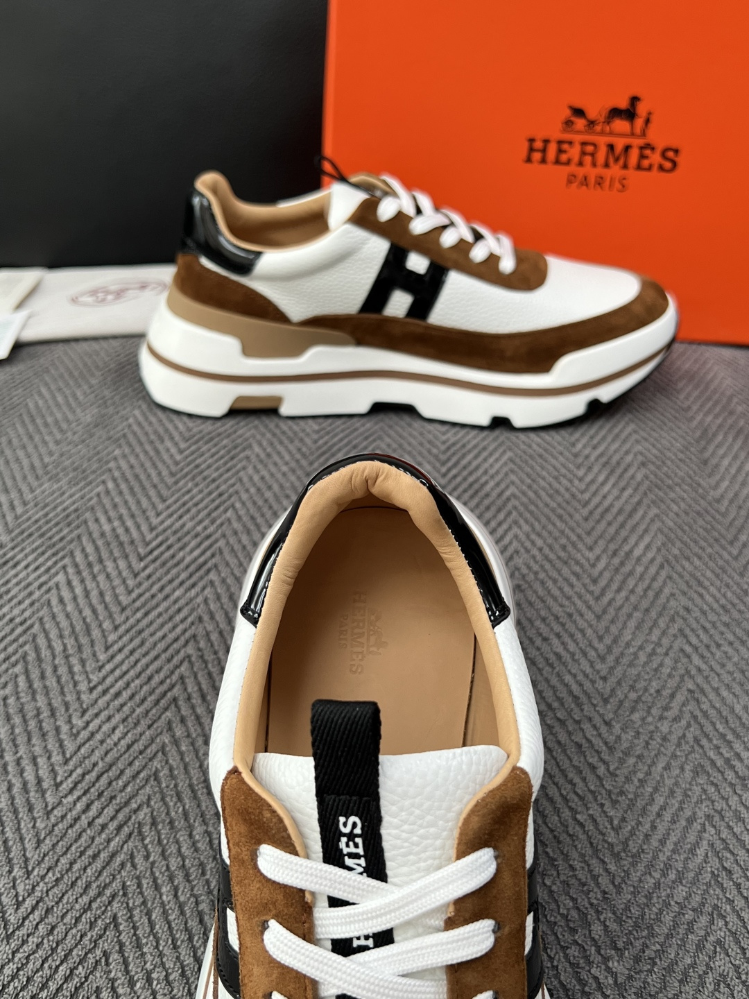 Hermes  高品质  顶级工艺品  爱马仕 专柜同步发售原厂配置，意大利进口原版牛皮面料，高品质拼接工艺，全进口水染