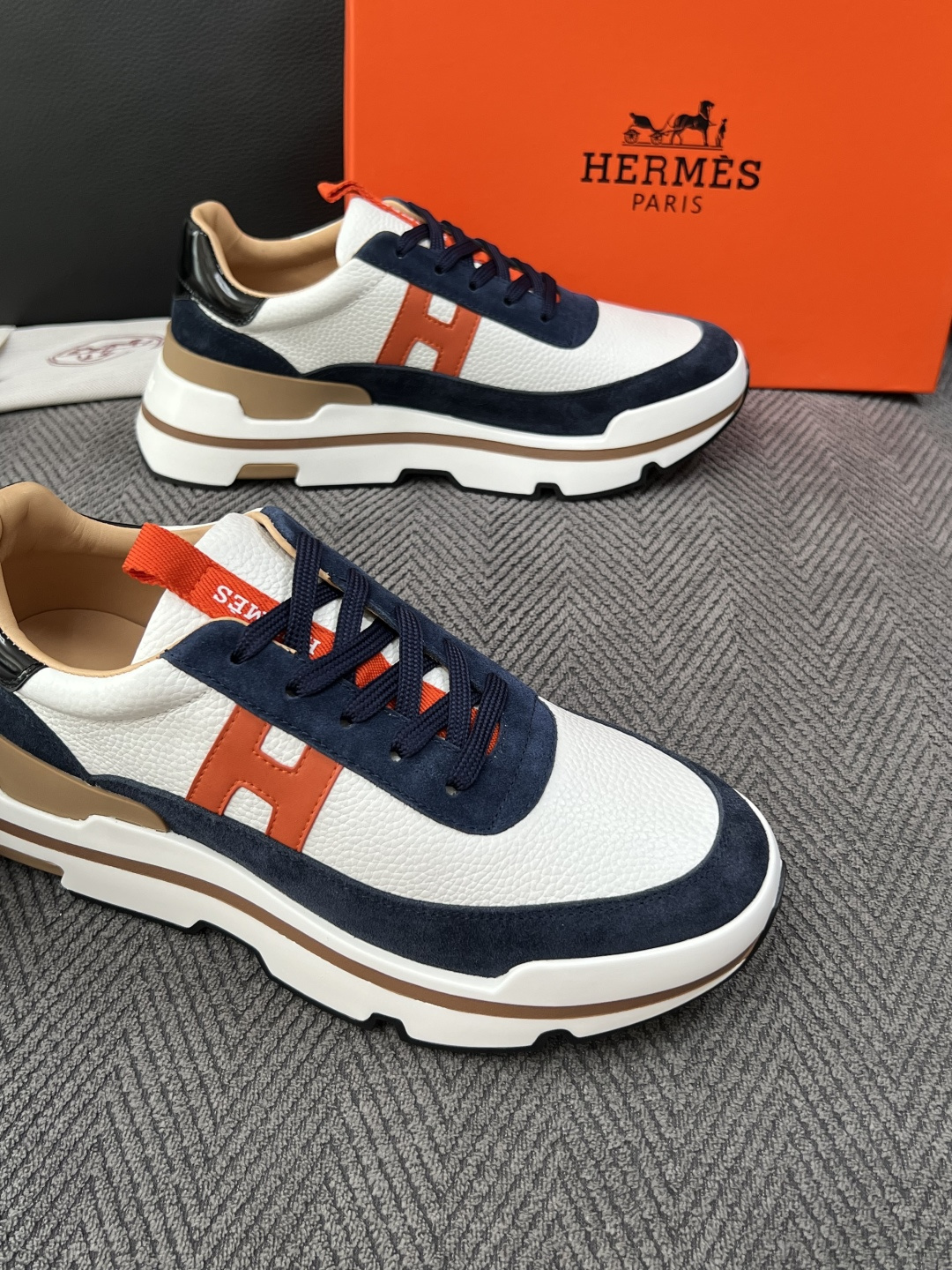 Hermes  高品质  顶级工艺品  爱马仕 专柜同步发售原厂配置，意大利进口原版牛皮面料，高品质拼接工艺，全进口水染