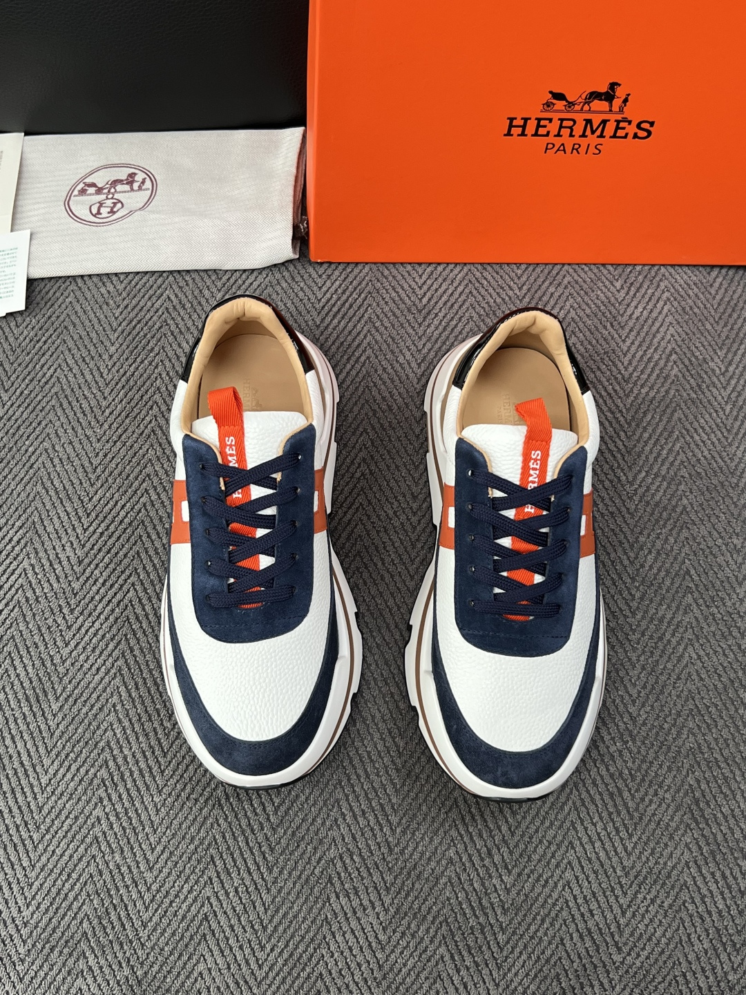 Hermes  高品质  顶级工艺品  爱马仕 专柜同步发售原厂配置，意大利进口原版牛皮面料，高品质拼接工艺，全进口水染