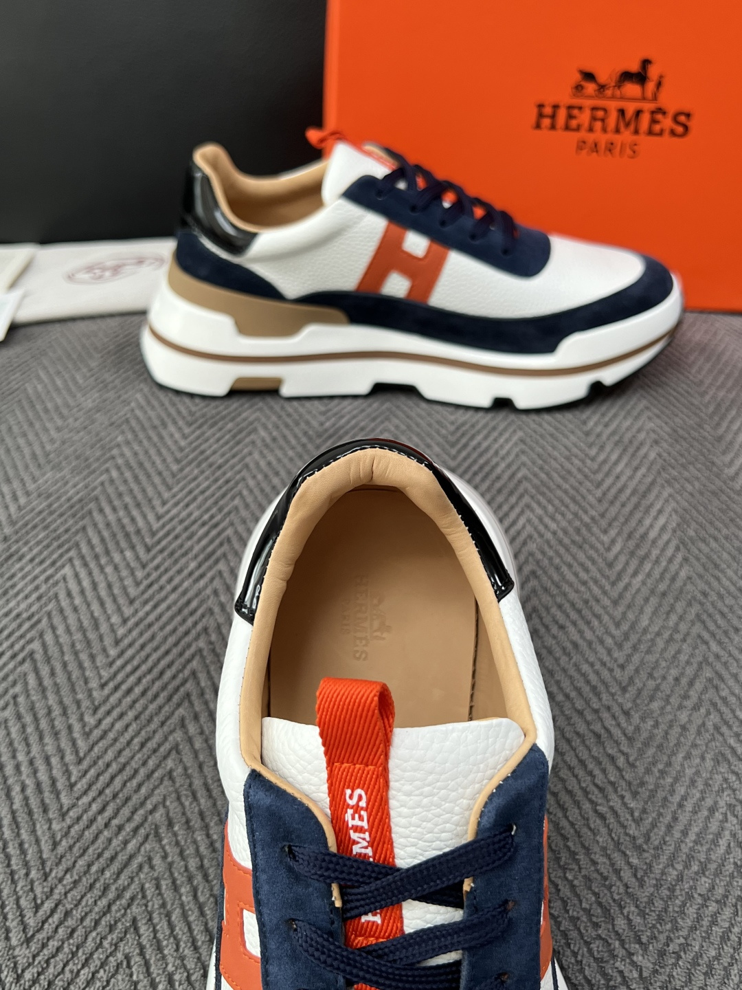 Hermes  高品质  顶级工艺品  爱马仕 专柜同步发售原厂配置，意大利进口原版牛皮面料，高品质拼接工艺，全进口水染
