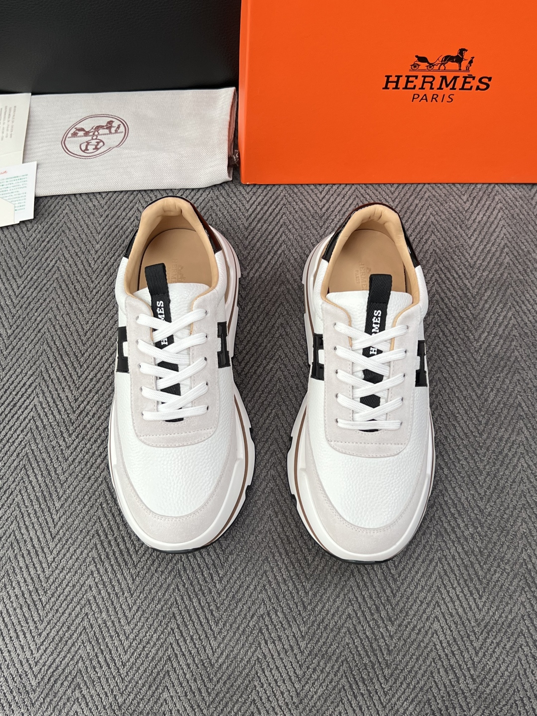 Hermes  高品质  顶级工艺品  爱马仕 专柜同步发售原厂配置，意大利进口原版牛皮面料，高品质拼接工艺，全进口水染