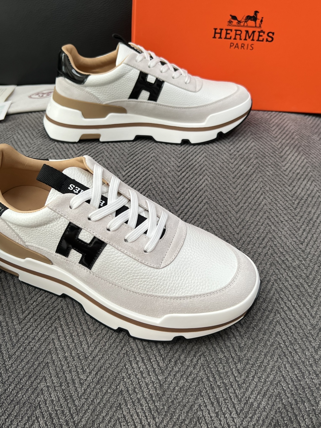 Hermes  高品质  顶级工艺品  爱马仕 专柜同步发售原厂配置，意大利进口原版牛皮面料，高品质拼接工艺，全进口水染