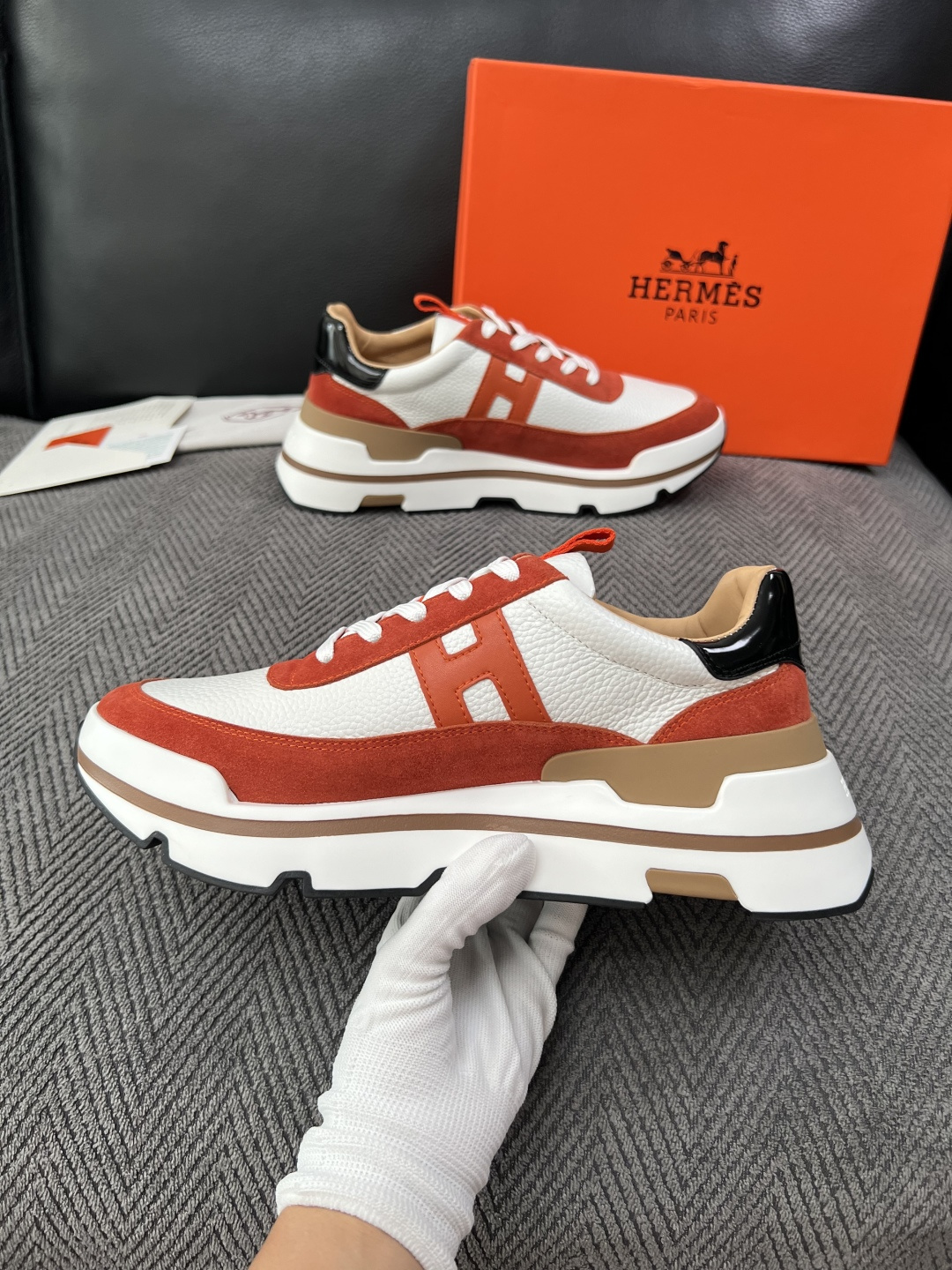 Hermes  高品质  顶级工艺品  爱马仕 专柜同步发售原厂配置，意大利进口原版牛皮面料，高品质拼接工艺，全进口水染