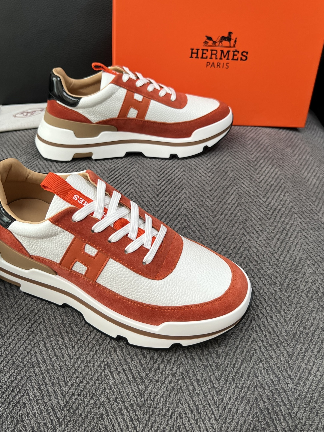 Hermes  高品质  顶级工艺品  爱马仕 专柜同步发售原厂配置，意大利进口原版牛皮面料，高品质拼接工艺，全进口水染