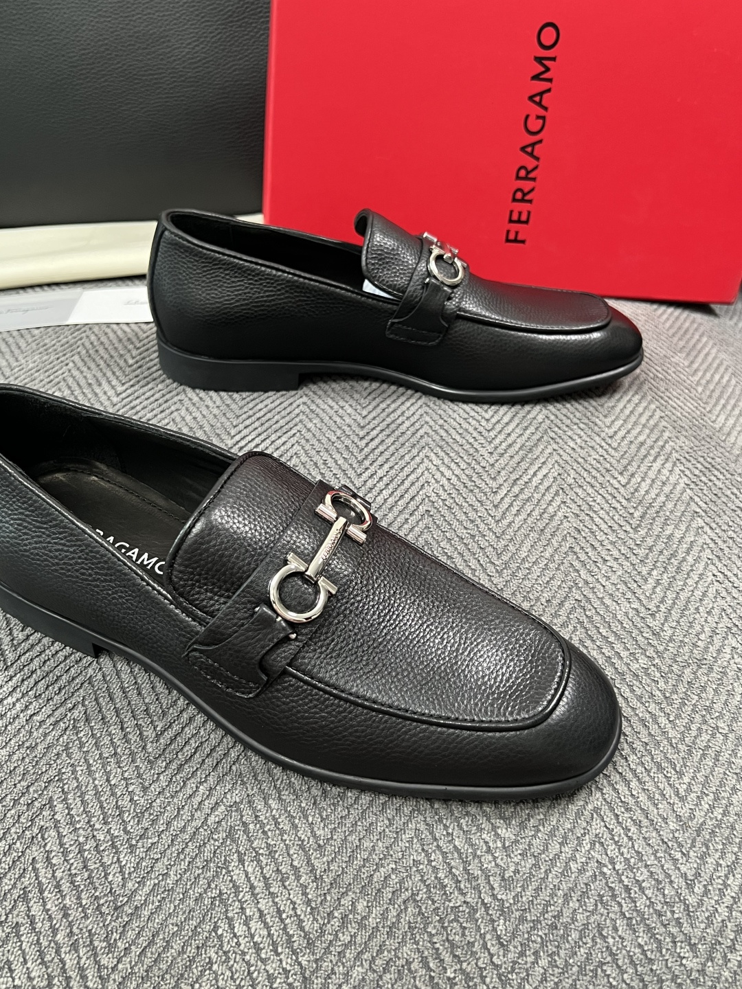Ferragamo  高品质  顶级工艺品  菲拉格慕  皮鞋专柜同步发售原厂配置，意大利进口原版牛皮，进口水染牛里 ，