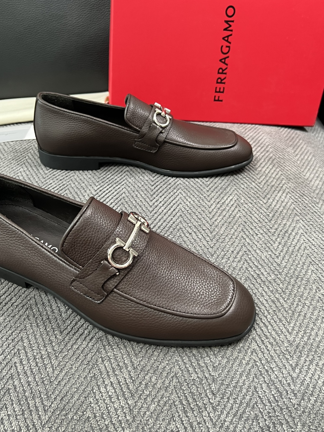 Ferragamo  高品质  顶级工艺品  菲拉格慕  皮鞋专柜同步发售原厂配置，意大利进口原版牛皮，进口水染牛里 ，