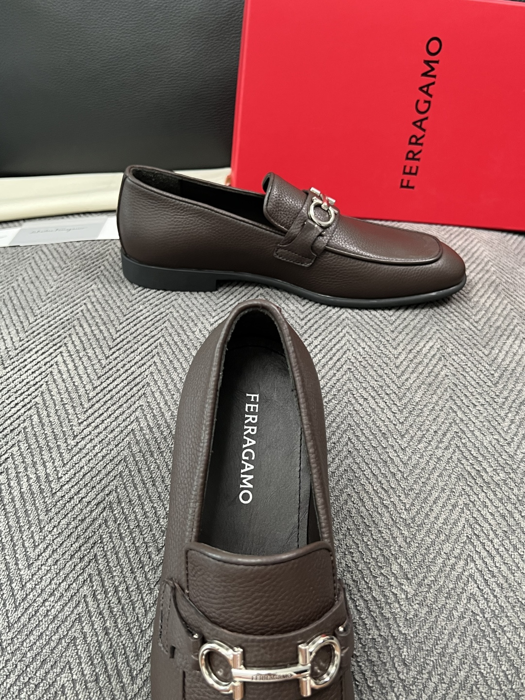 Ferragamo  高品质  顶级工艺品  菲拉格慕  皮鞋专柜同步发售原厂配置，意大利进口原版牛皮，进口水染牛里 ，