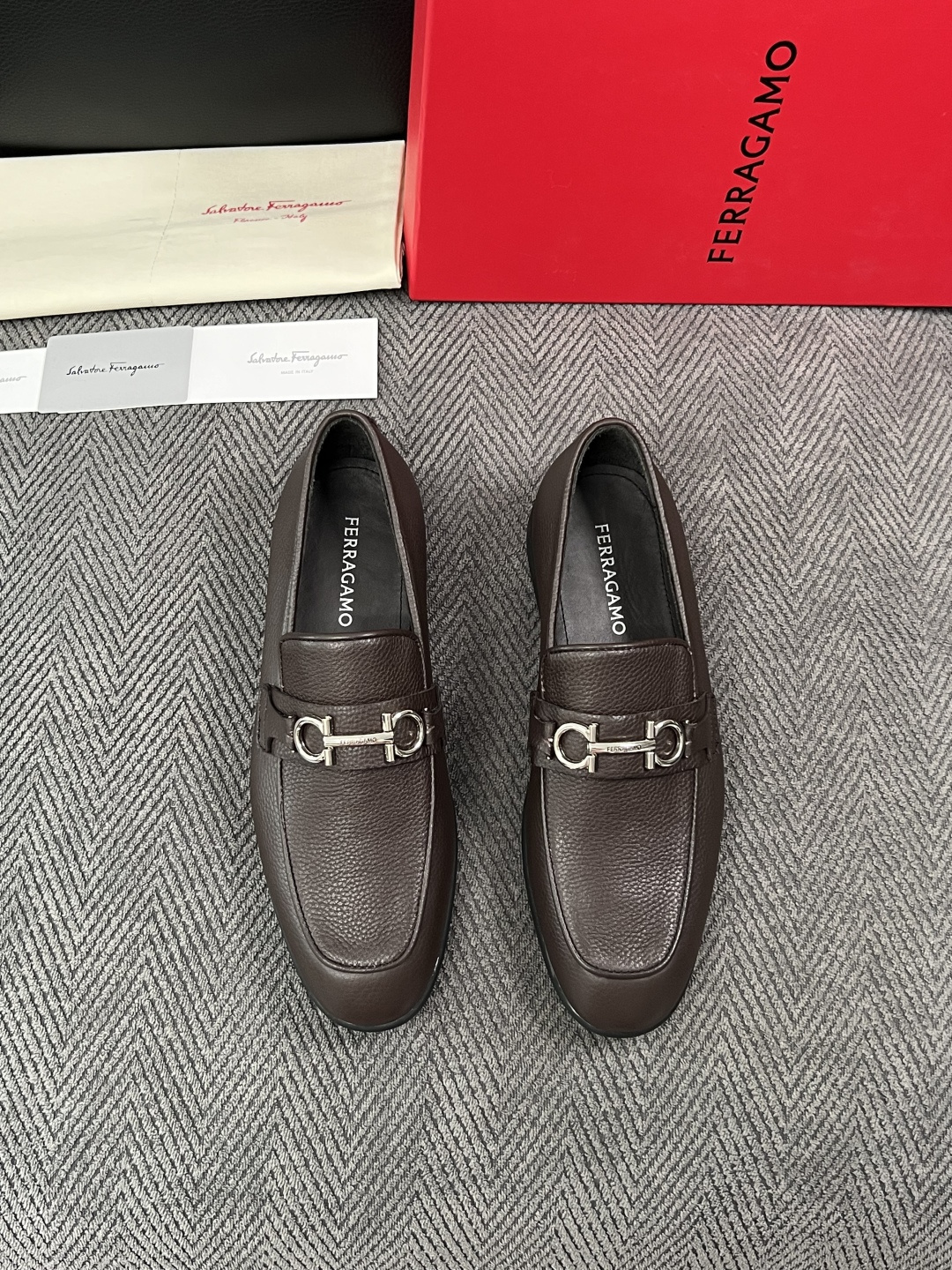 Ferragamo  高品质  顶级工艺品  菲拉格慕  皮鞋专柜同步发售原厂配置，意大利进口原版牛皮，进口水染牛里 ，