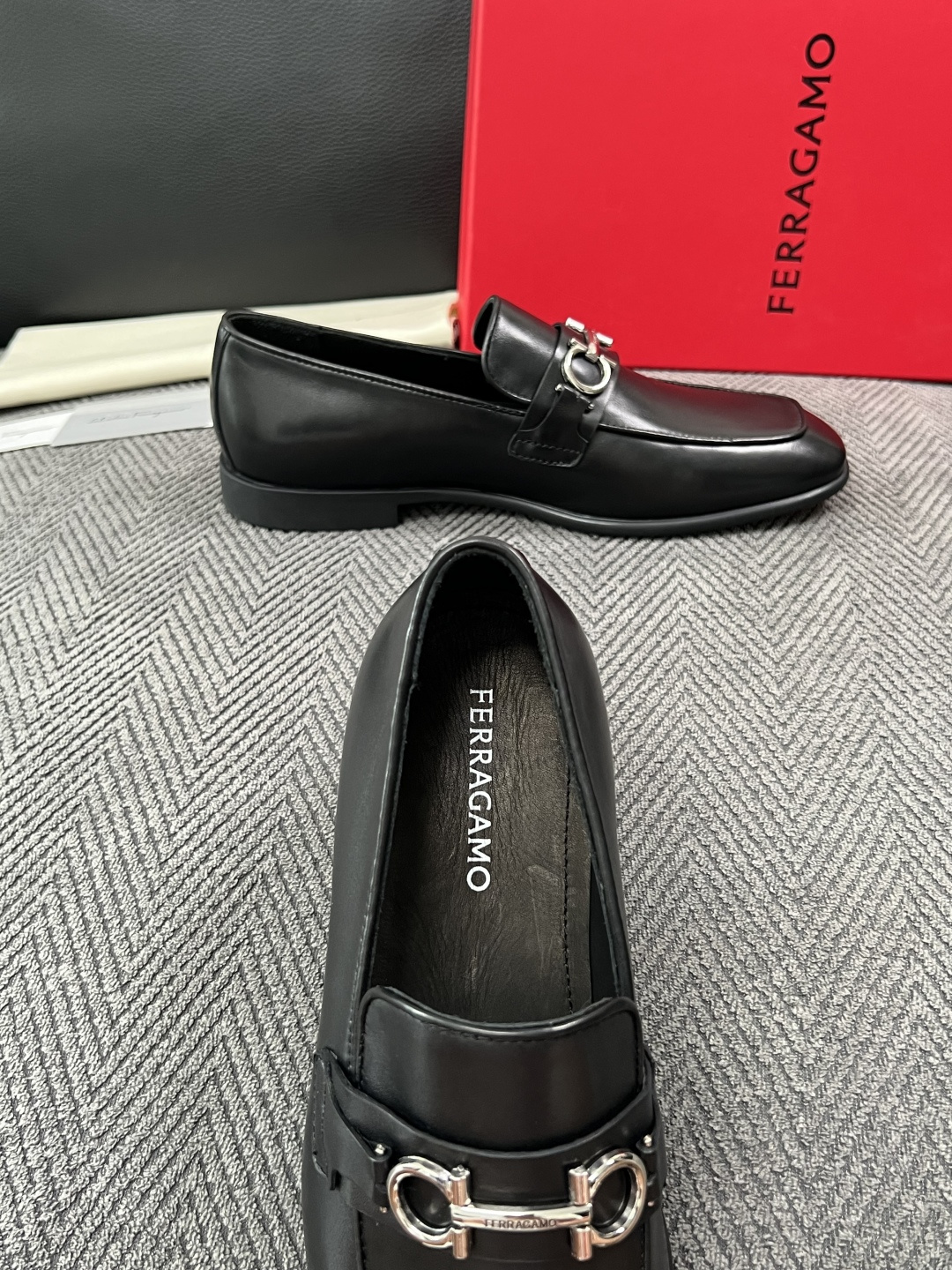 Ferragamo  高品质  顶级工艺品  菲拉格慕  皮鞋专柜同步发售原厂配置，意大利进口原版牛皮，进口水染牛里 ，