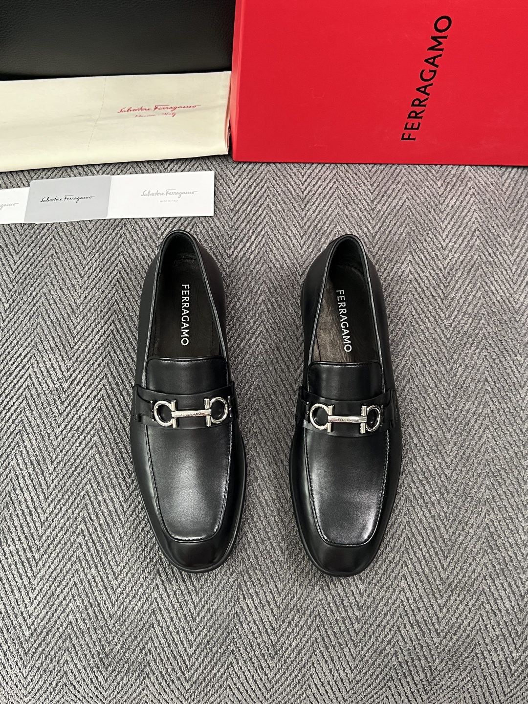 Ferragamo  高品质  顶级工艺品  菲拉格慕  皮鞋专柜同步发售原厂配置，意大利进口原版牛皮，进口水染牛里 ，