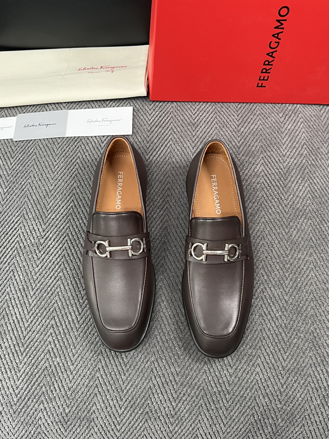 Ferragamo  高品质  顶级工艺品  菲拉格慕  皮鞋专柜同步发售原厂配置，意大利进口原版牛皮，进口水染牛里 ，
