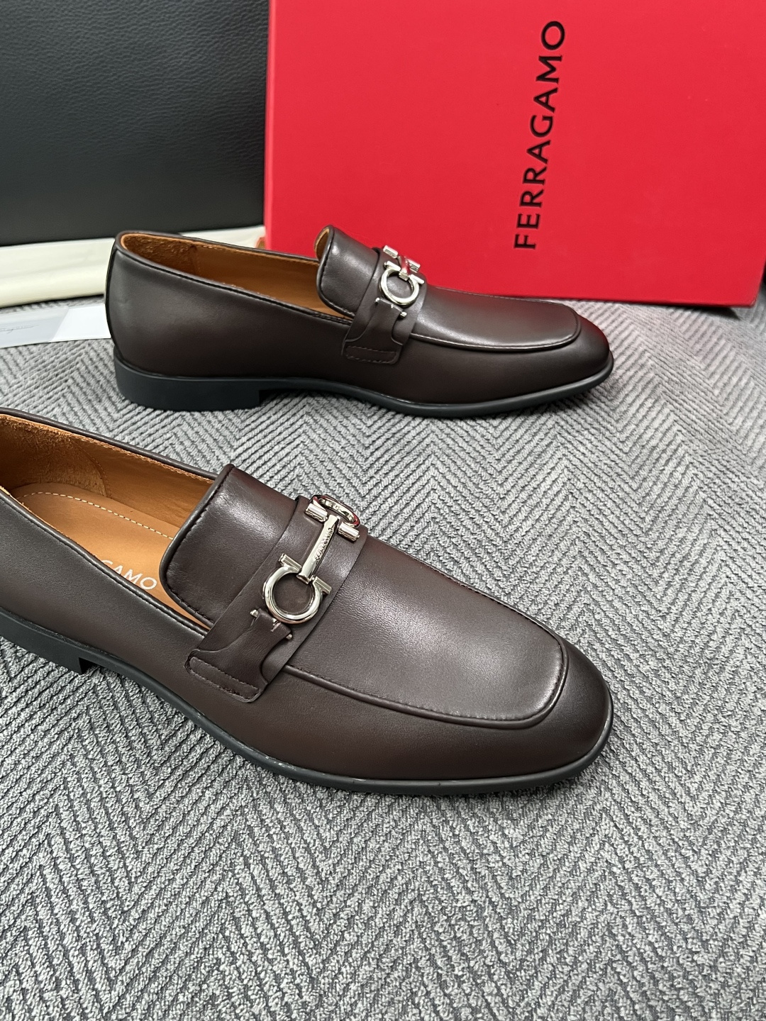 Ferragamo  高品质  顶级工艺品  菲拉格慕  皮鞋专柜同步发售原厂配置，意大利进口原版牛皮，进口水染牛里 ，
