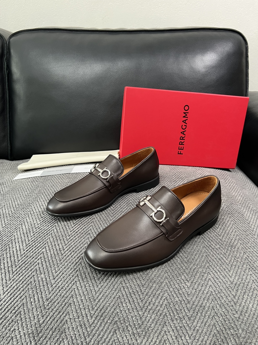 Ferragamo  高品质  顶级工艺品  菲拉格慕  皮鞋专柜同步发售原厂配置，意大利进口原版牛皮，进口水染牛里 ，