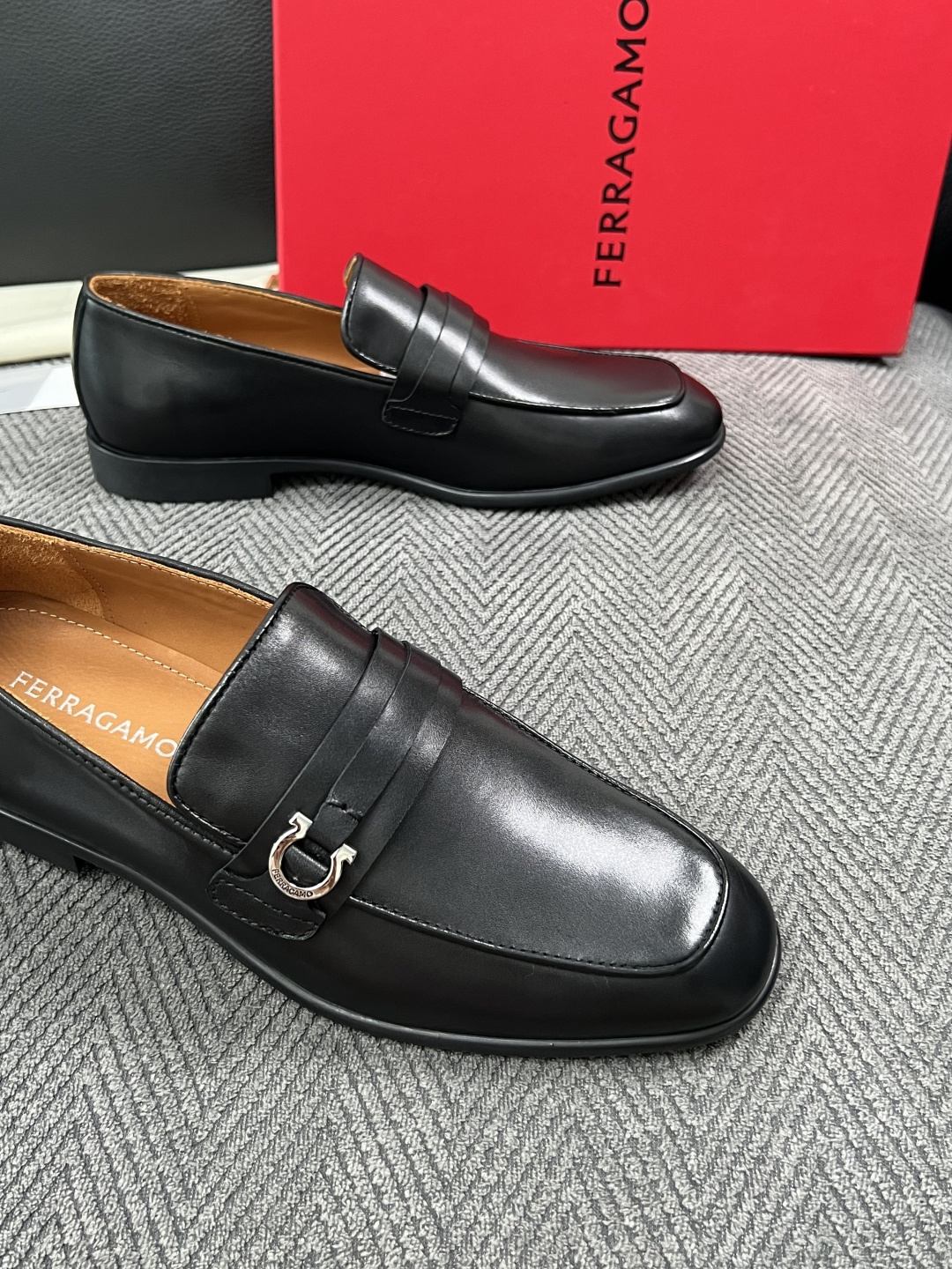 Ferragamo  高品质  顶级工艺品  菲拉格慕  皮鞋专柜同步发售原厂配置，意大利进口原版牛皮，进口水染牛里 ，
