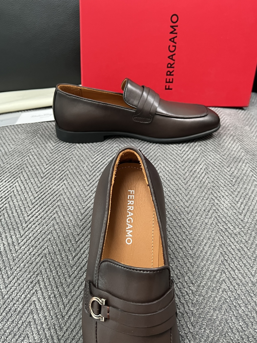 Ferragamo  高品质  顶级工艺品  菲拉格慕  皮鞋专柜同步发售原厂配置，意大利进口原版牛皮，进口水染牛里 ，