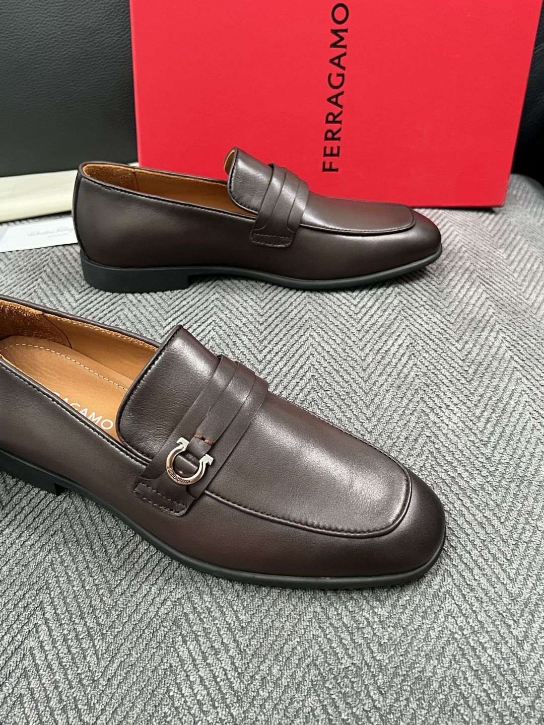 Ferragamo  高品质  顶级工艺品  菲拉格慕  皮鞋专柜同步发售原厂配置，意大利进口原版牛皮，进口水染牛里 ，