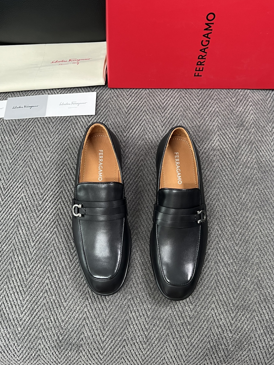 Ferragamo  高品质  顶级工艺品  菲拉格慕  皮鞋专柜同步发售原厂配置，意大利进口原版牛皮，进口水染牛里 ，