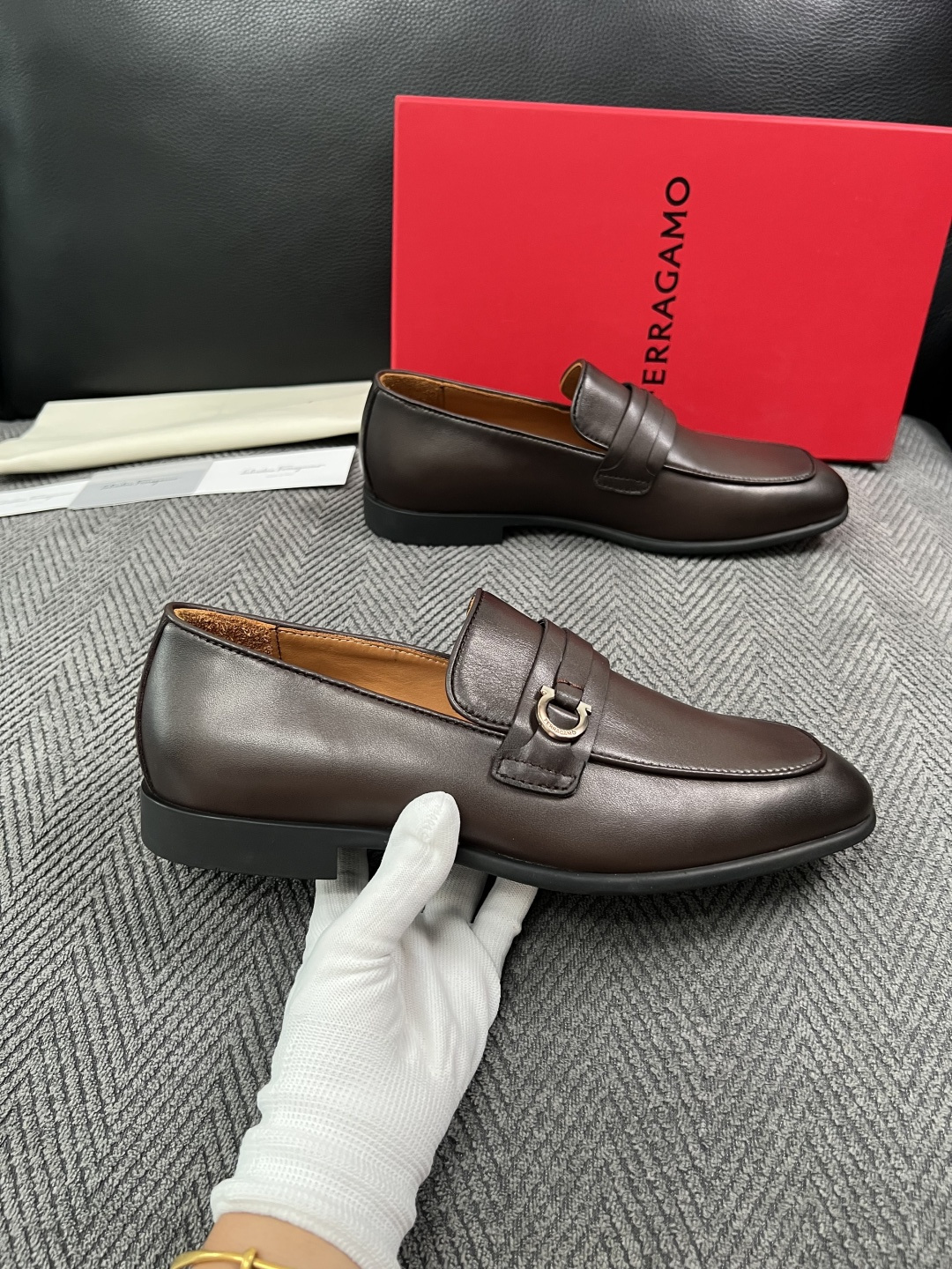 Ferragamo  高品质  顶级工艺品  菲拉格慕  皮鞋专柜同步发售原厂配置，意大利进口原版牛皮，进口水染牛里 ，