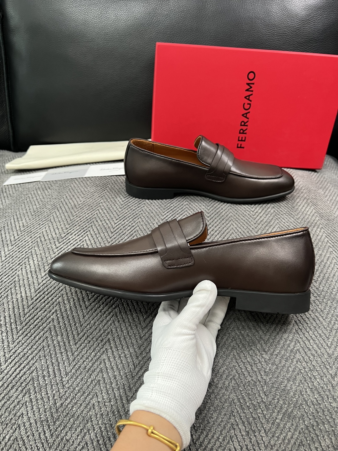 Ferragamo  高品质  顶级工艺品  菲拉格慕  皮鞋专柜同步发售原厂配置，意大利进口原版牛皮，进口水染牛里 ，