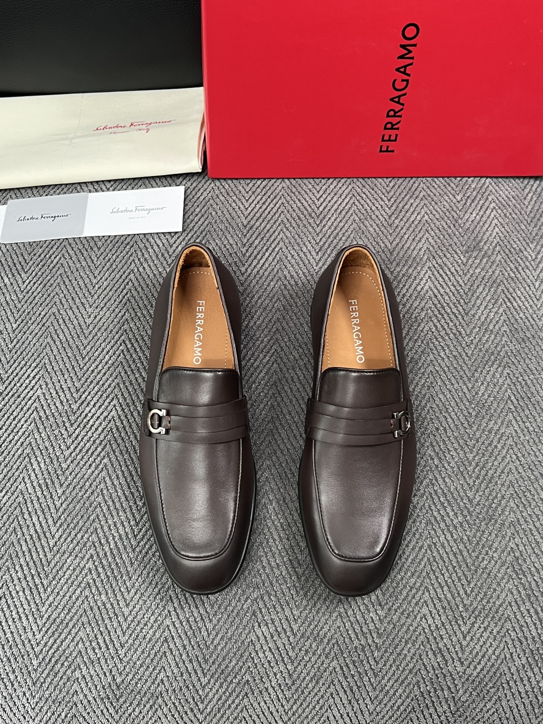 Ferragamo  高品质  顶级工艺品  菲拉格慕  皮鞋专柜同步发售原厂配置，意大利进口原版牛皮，进口水染牛里 ，