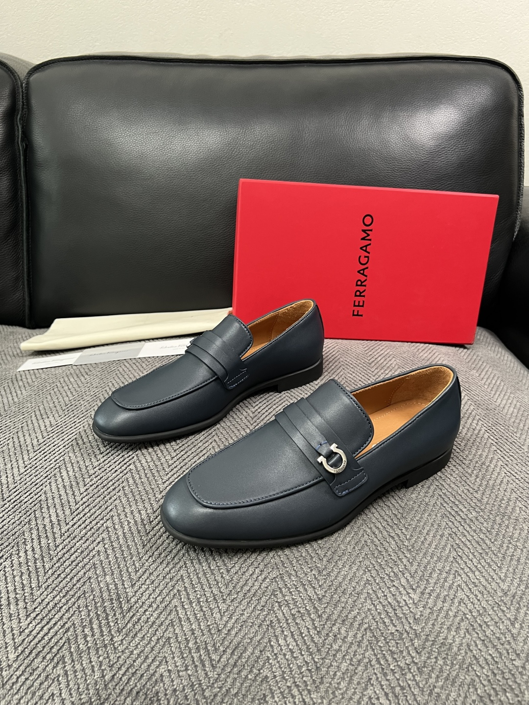 Ferragamo  高品质  顶级工艺品  菲拉格慕  皮鞋专柜同步发售原厂配置，意大利进口原版牛皮，进口水染牛里 ，