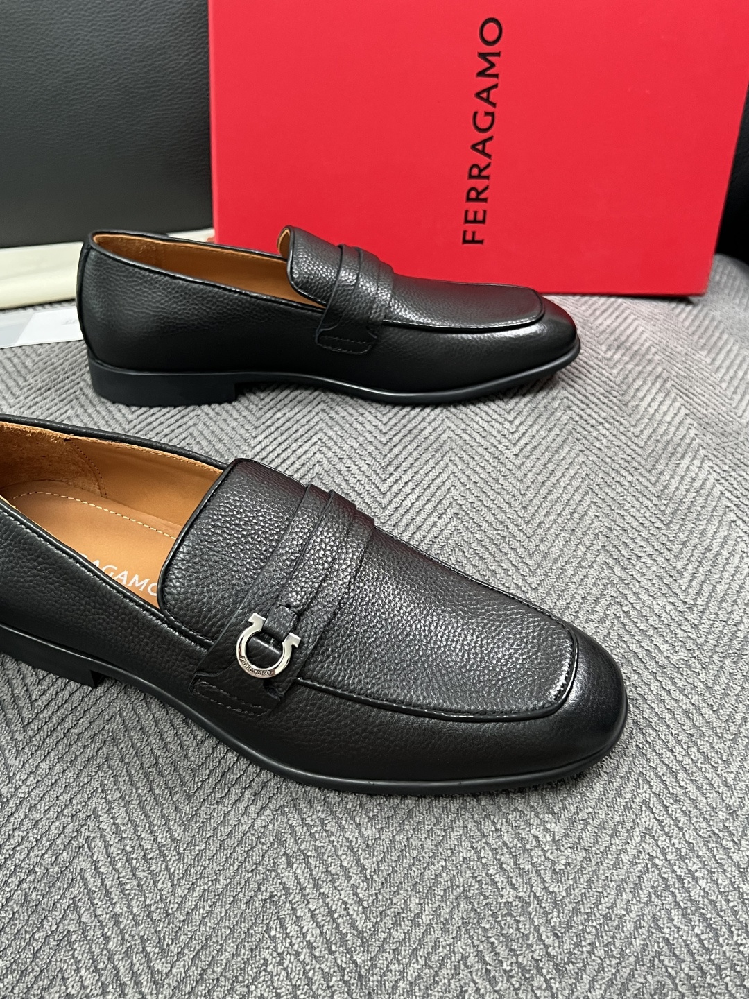 Ferragamo  高品质  顶级工艺品  菲拉格慕  皮鞋专柜同步发售原厂配置，意大利进口原版牛皮，进口水染牛里 ，