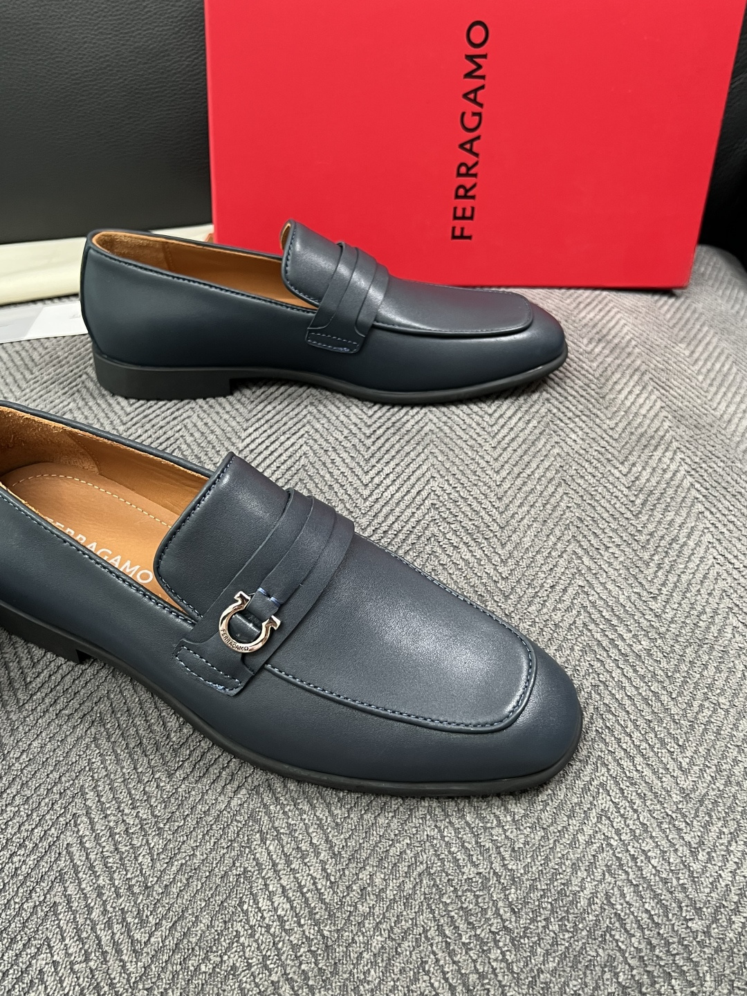 Ferragamo  高品质  顶级工艺品  菲拉格慕  皮鞋专柜同步发售原厂配置，意大利进口原版牛皮，进口水染牛里 ，