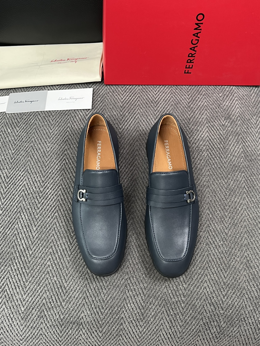 Ferragamo  高品质  顶级工艺品  菲拉格慕  皮鞋专柜同步发售原厂配置，意大利进口原版牛皮，进口水染牛里 ，