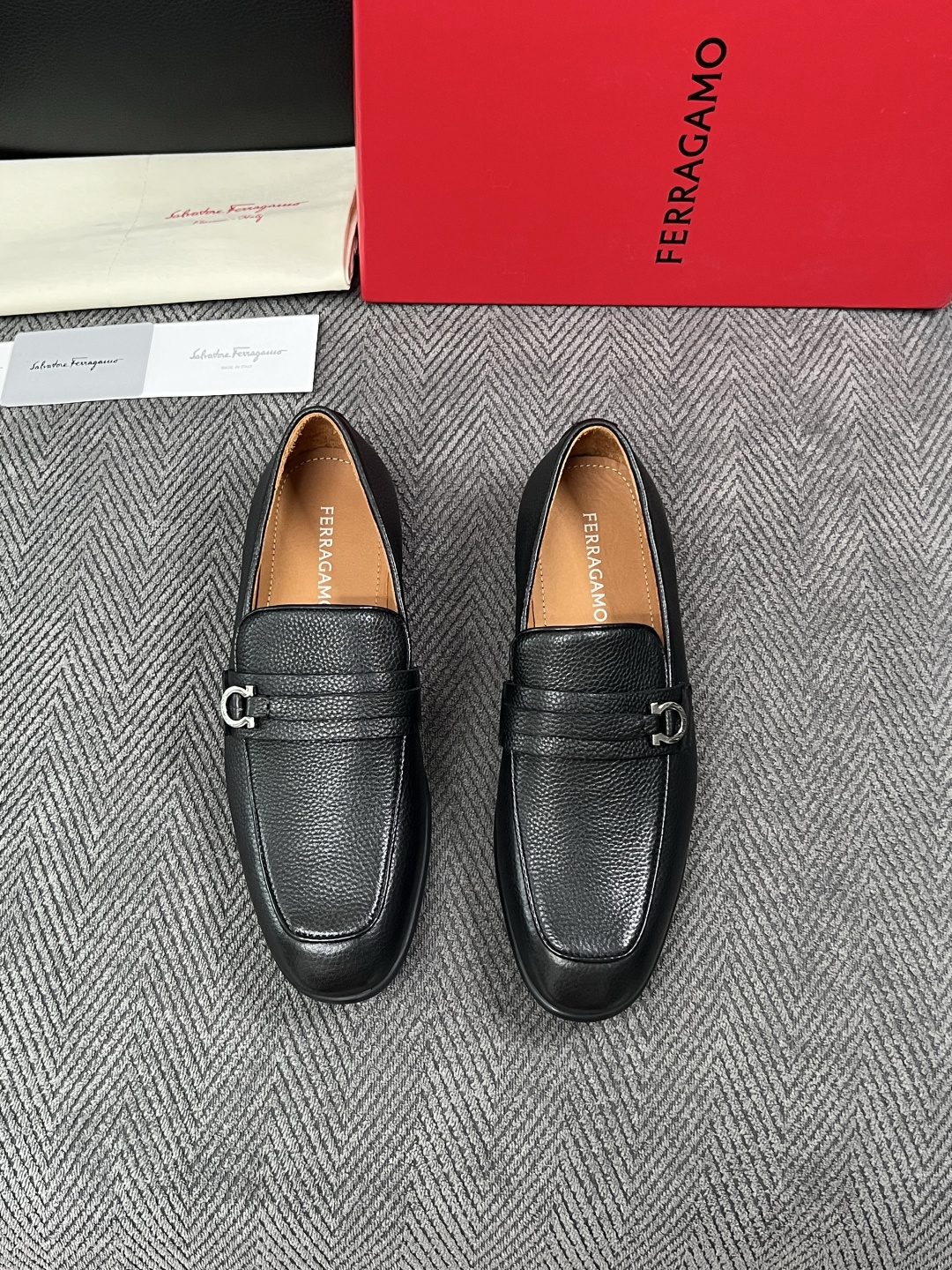 Ferragamo  高品质  顶级工艺品  菲拉格慕  皮鞋专柜同步发售原厂配置，意大利进口原版牛皮，进口水染牛里 ，