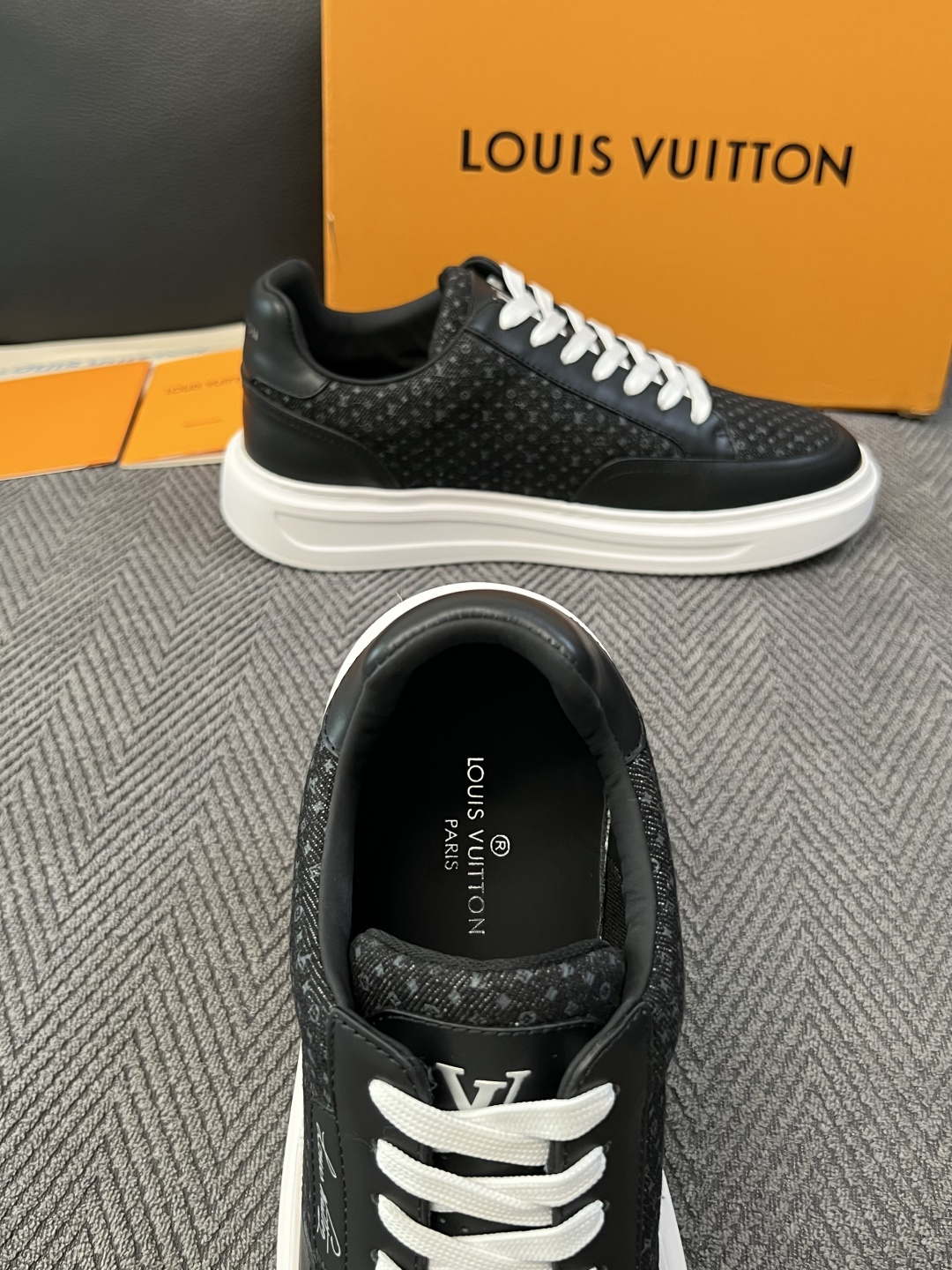 Lv  高品质  顶级工艺品  路易威登，运动板鞋专柜同步，鞋面意大利进口，高品质拼接缤纷色彩复杂工艺品，进口牛皮里垫柔