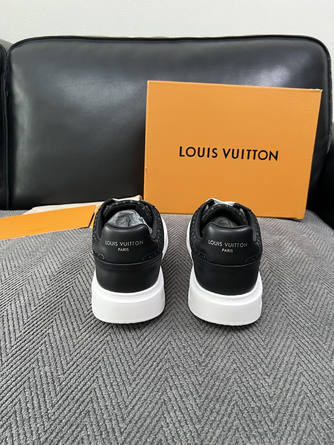 Lv  高品质  顶级工艺品  路易威登，运动板鞋专柜同步，鞋面意大利进口，高品质拼接缤纷色彩复杂工艺品，进口牛皮里垫柔